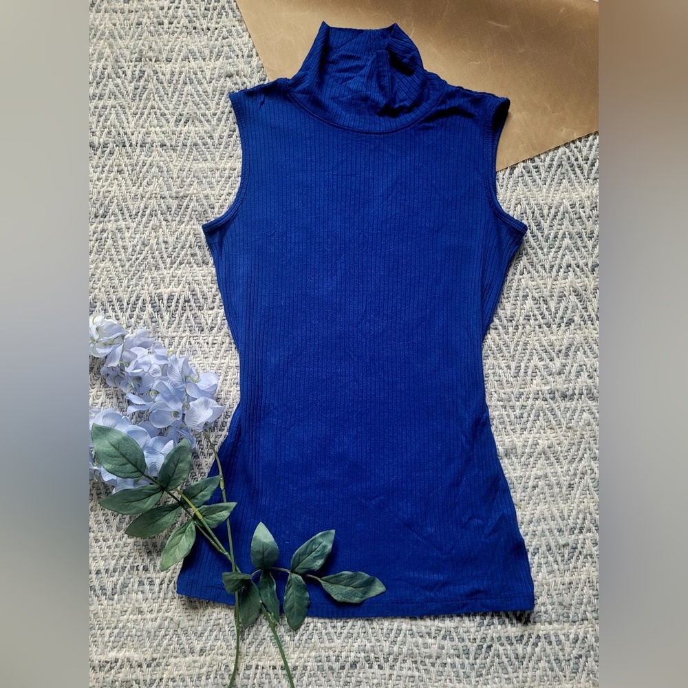 Sleevess Turtleneck Top